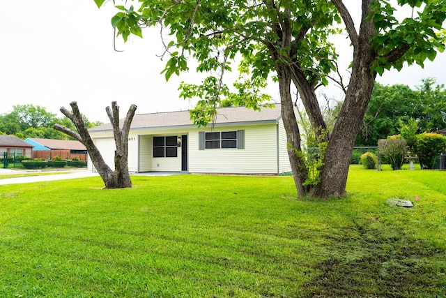 ranch-style house featuring a front lawn