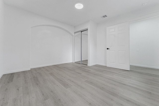 unfurnished room featuring light hardwood / wood-style floors