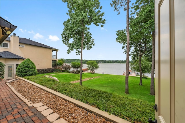 view of yard featuring a water view