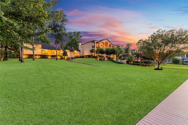 view of yard at dusk