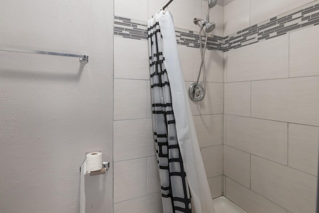 bathroom featuring curtained shower