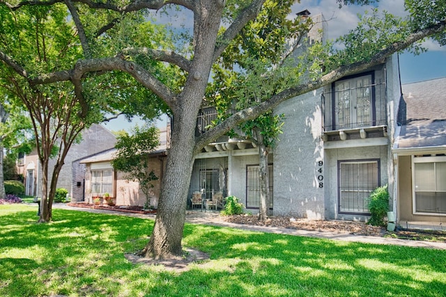 view of front facade featuring a front lawn