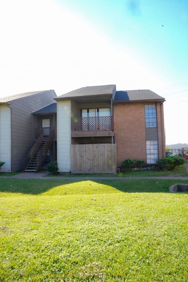 exterior space featuring a lawn