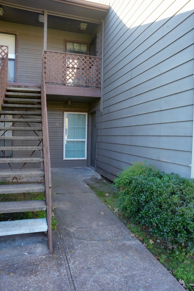 property entrance featuring a balcony