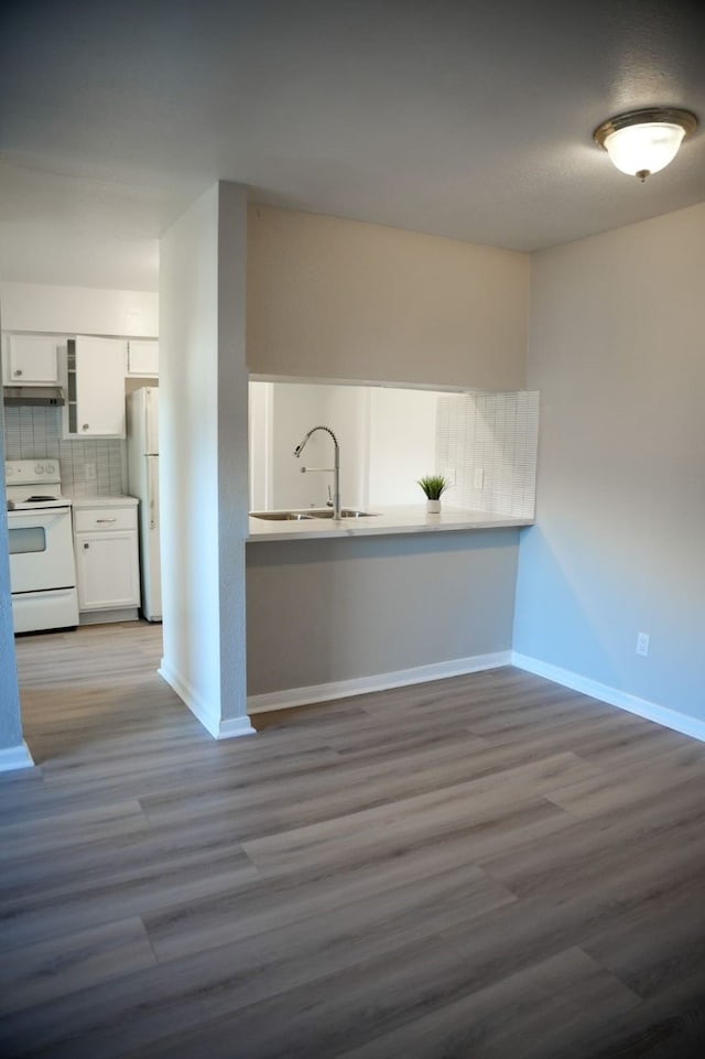 kitchen with white appliances, dark wood-type flooring, white cabinets, sink, and tasteful backsplash