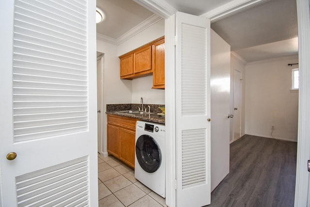 laundry area with sink, cabinets, washer / clothes dryer, crown molding, and light tile patterned floors