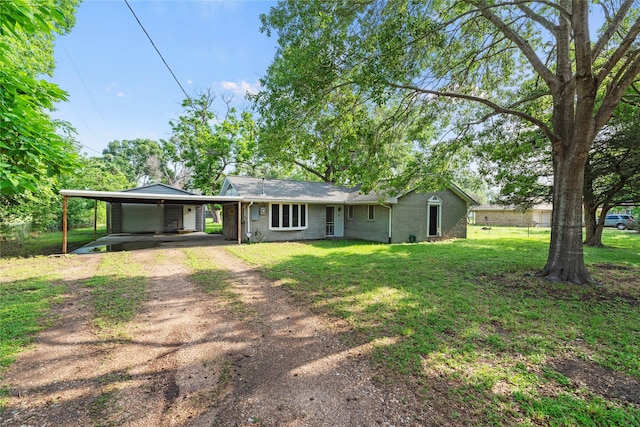 ranch-style home featuring a front lawn and a carport