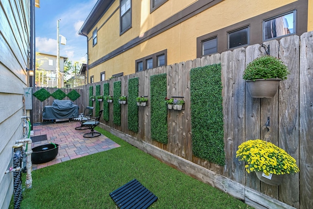 view of yard featuring a patio