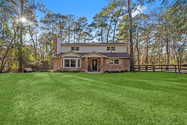 view of front of property featuring a front lawn