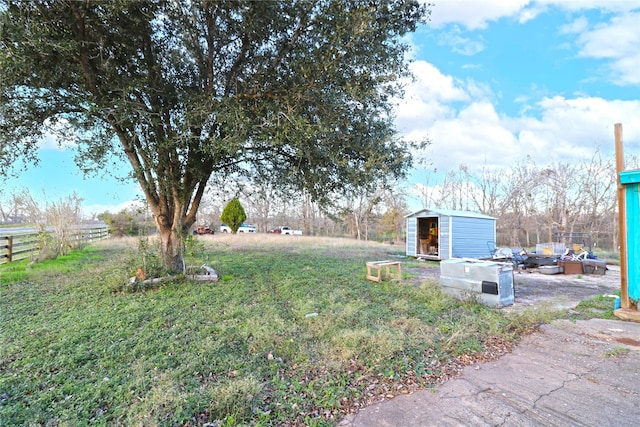 view of yard featuring a storage shed