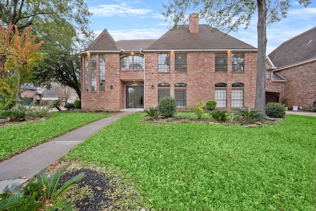 view of front of property featuring a front lawn