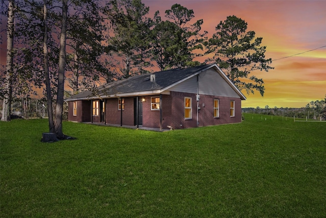 view of front of property featuring a lawn