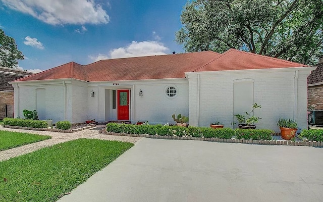 view of front of house with a front yard