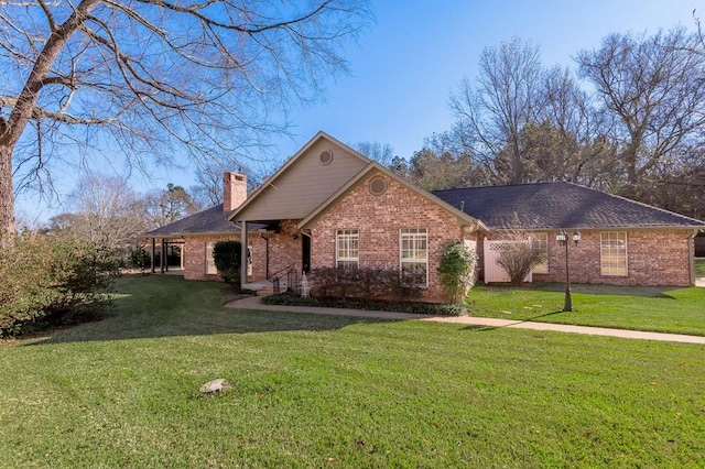 view of front of property featuring a front yard