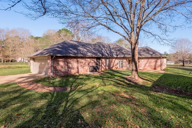 view of front of house featuring central AC unit, a garage, and a front lawn