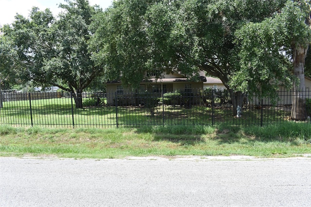 view of front of house with a front yard