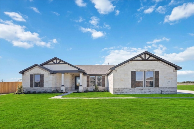 craftsman-style house featuring a front yard