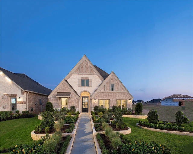 view of front of house featuring a lawn