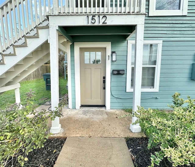 property entrance featuring a balcony