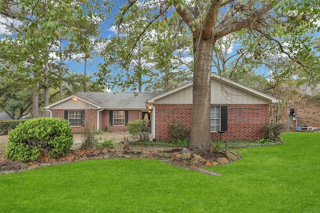 ranch-style home featuring a front lawn