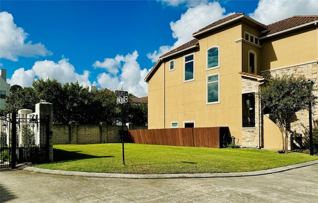 Listing photo 2 for 5515 Felice Dr, Houston TX 77081