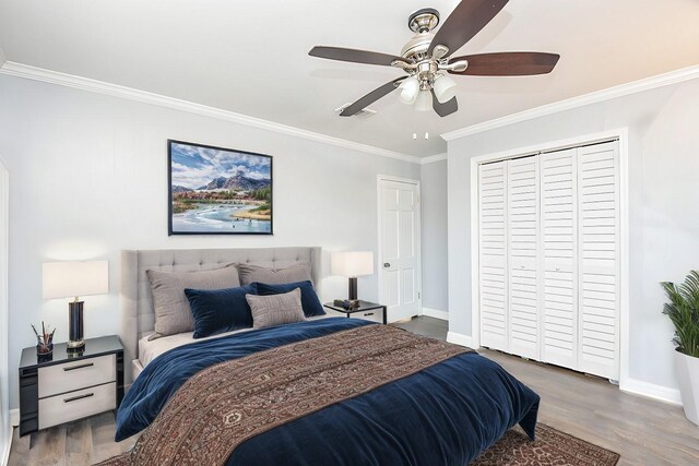 bedroom featuring ceiling fan, a closet, dark hardwood / wood-style floors, and ornamental molding