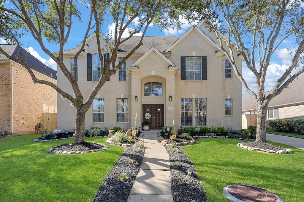 view of front facade with a front yard