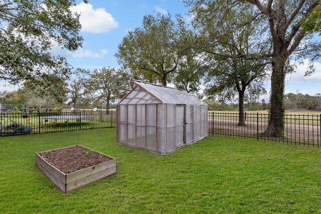 view of yard with an outdoor structure