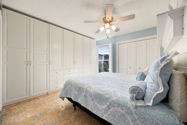 bedroom featuring ceiling fan and a textured ceiling