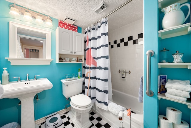 full bathroom featuring a textured ceiling, sink, shower / bath combo, and toilet