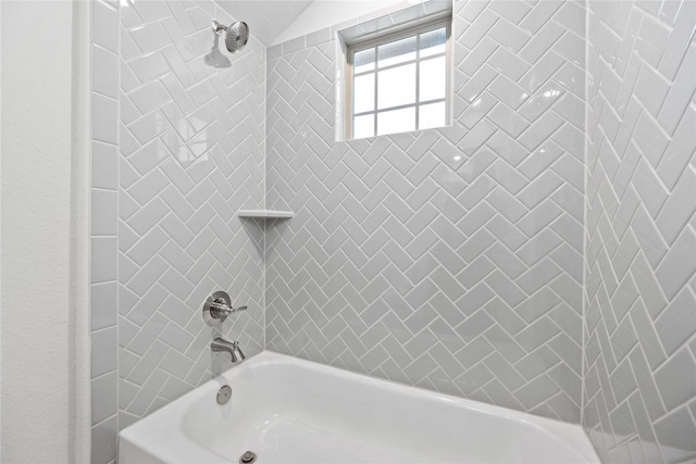 bathroom featuring tiled shower / bath