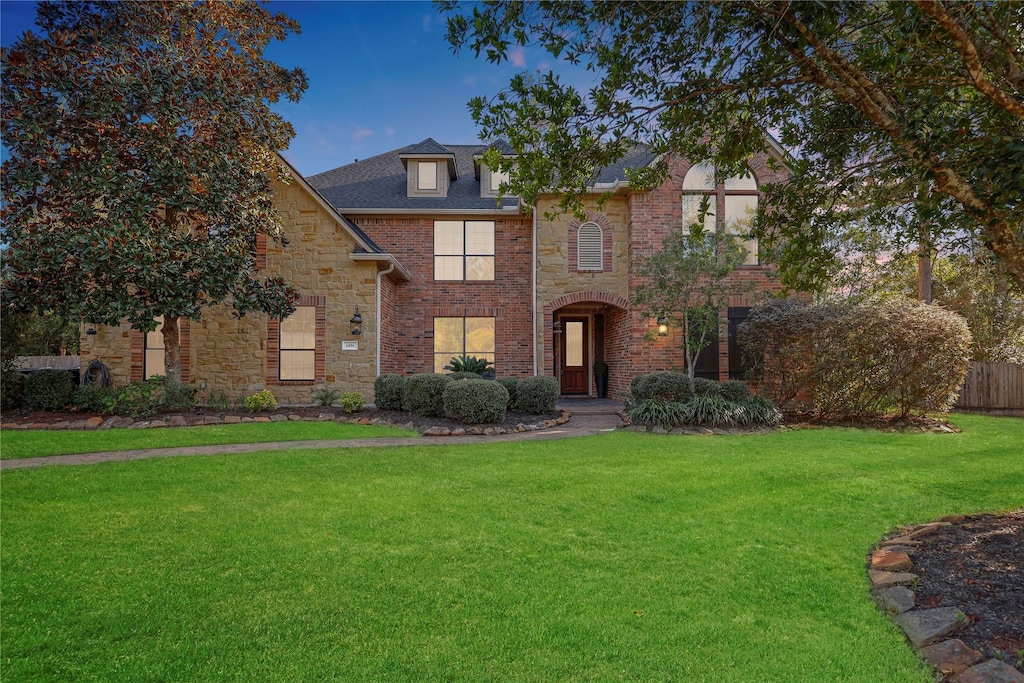 view of front facade featuring a front lawn