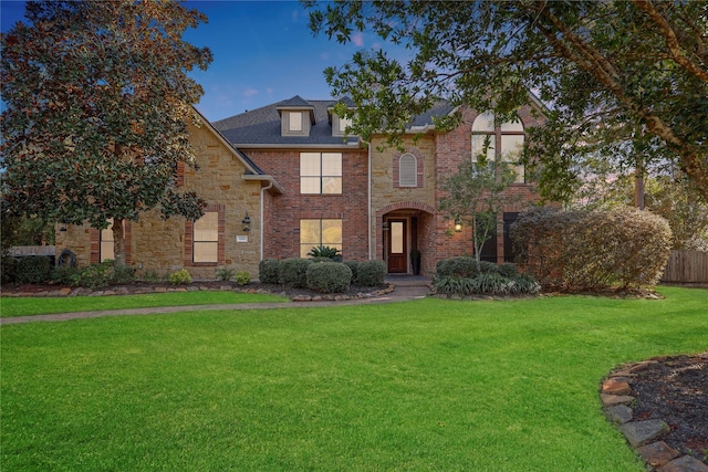 view of front facade featuring a front lawn