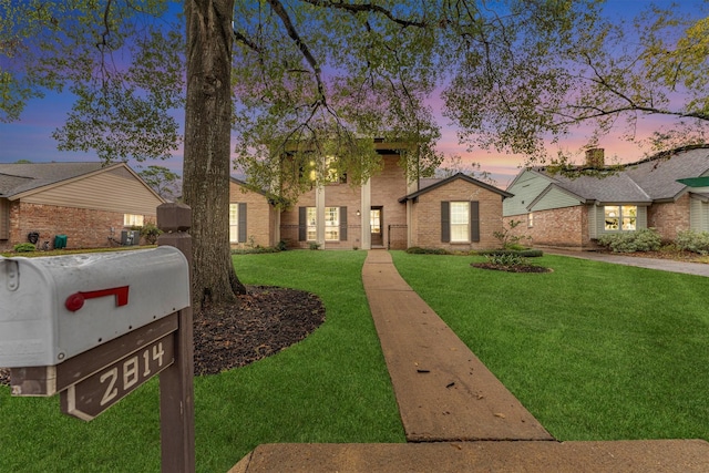 view of front of property featuring a yard