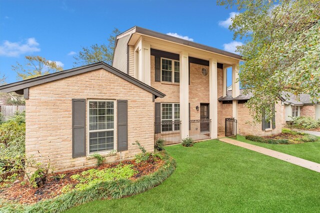 view of front of house featuring a front yard