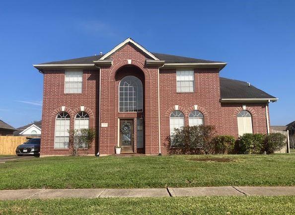 view of front of property featuring a front yard