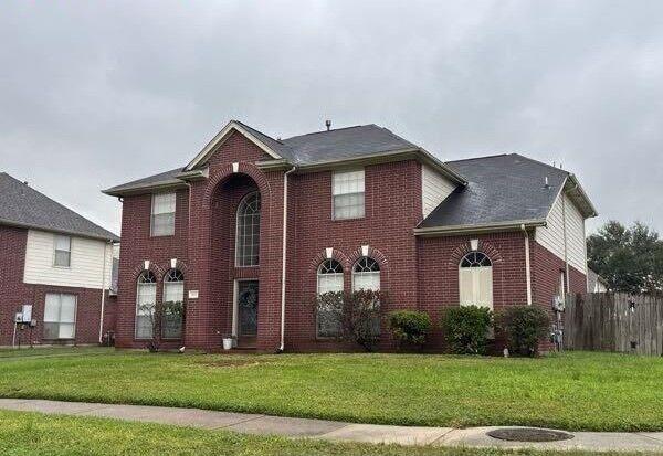 view of front of home featuring a front yard