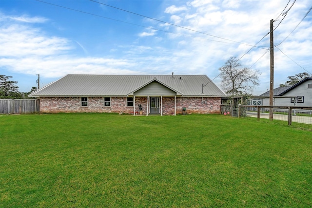 view of front facade with a front yard