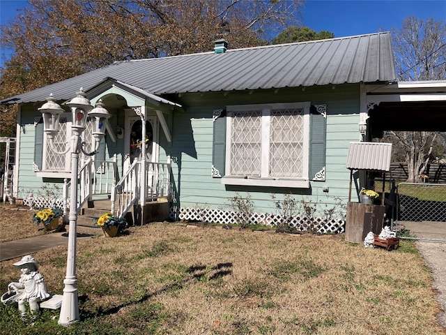 view of front facade featuring a front yard