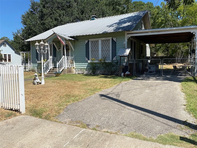 view of front facade featuring a front yard and a carport