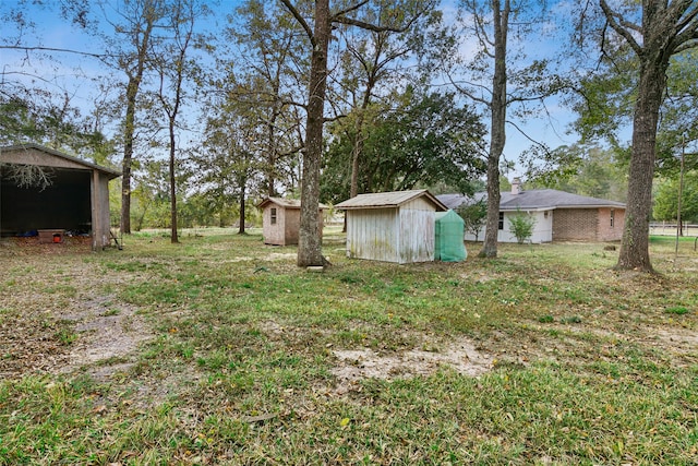 view of yard featuring a storage shed