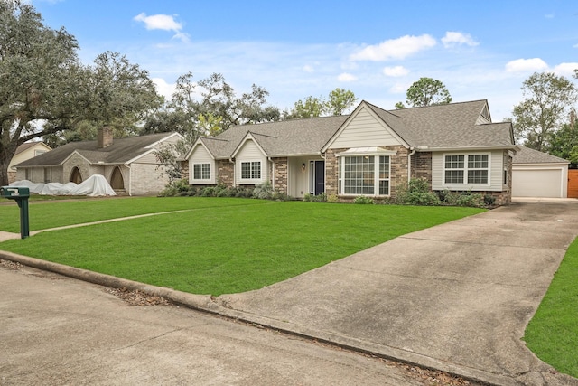 view of front of property featuring a front lawn