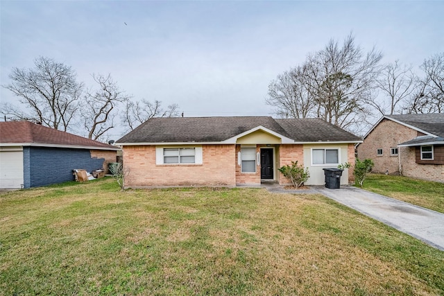 view of front of house with a front lawn