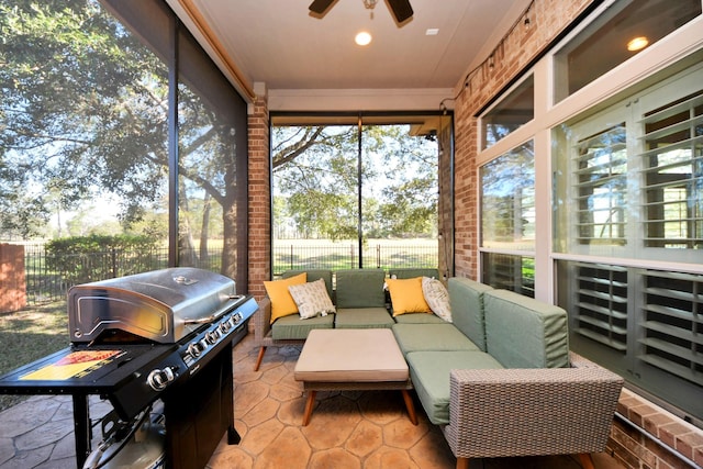 sunroom with ceiling fan