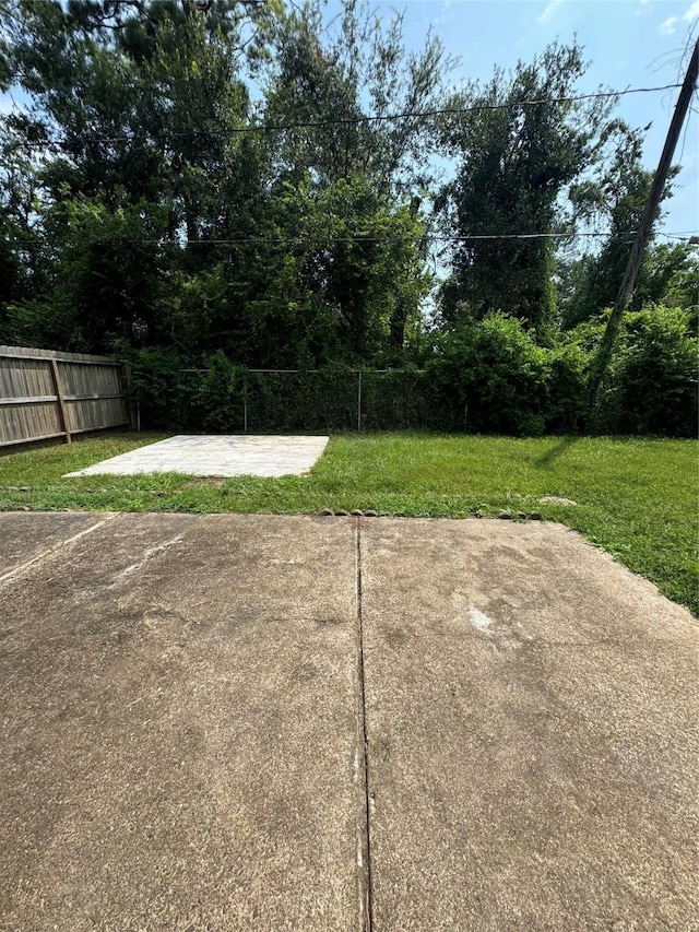 view of yard with a patio area