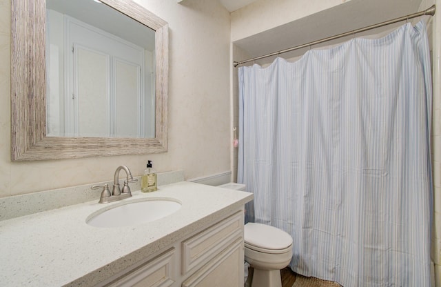 bathroom featuring a shower with curtain, vanity, and toilet