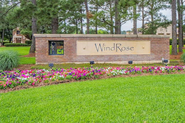 community sign with a lawn