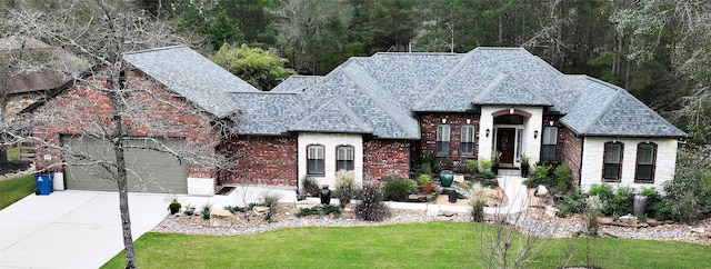 view of front of home featuring a front yard and a garage