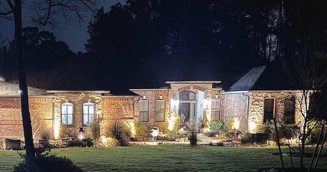 view of front facade featuring a yard and central AC unit