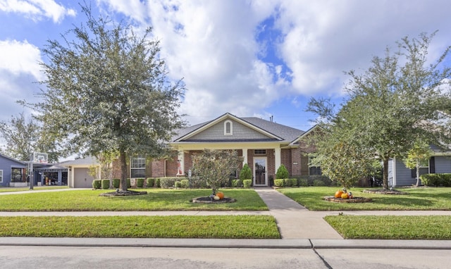 view of front of property featuring a front lawn